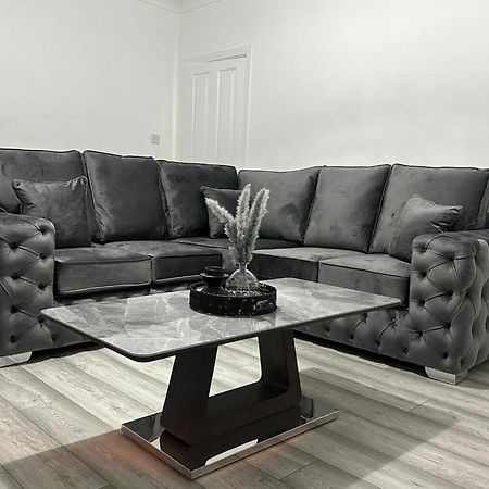 غلاسغو Newly Renovated Lux 2 Bed Apartment المظهر الخارجي الصورة