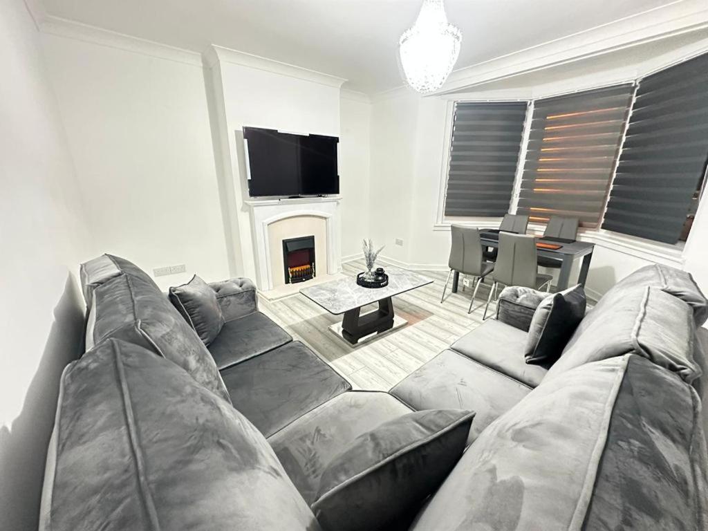 غلاسغو Newly Renovated Lux 2 Bed Apartment المظهر الخارجي الصورة