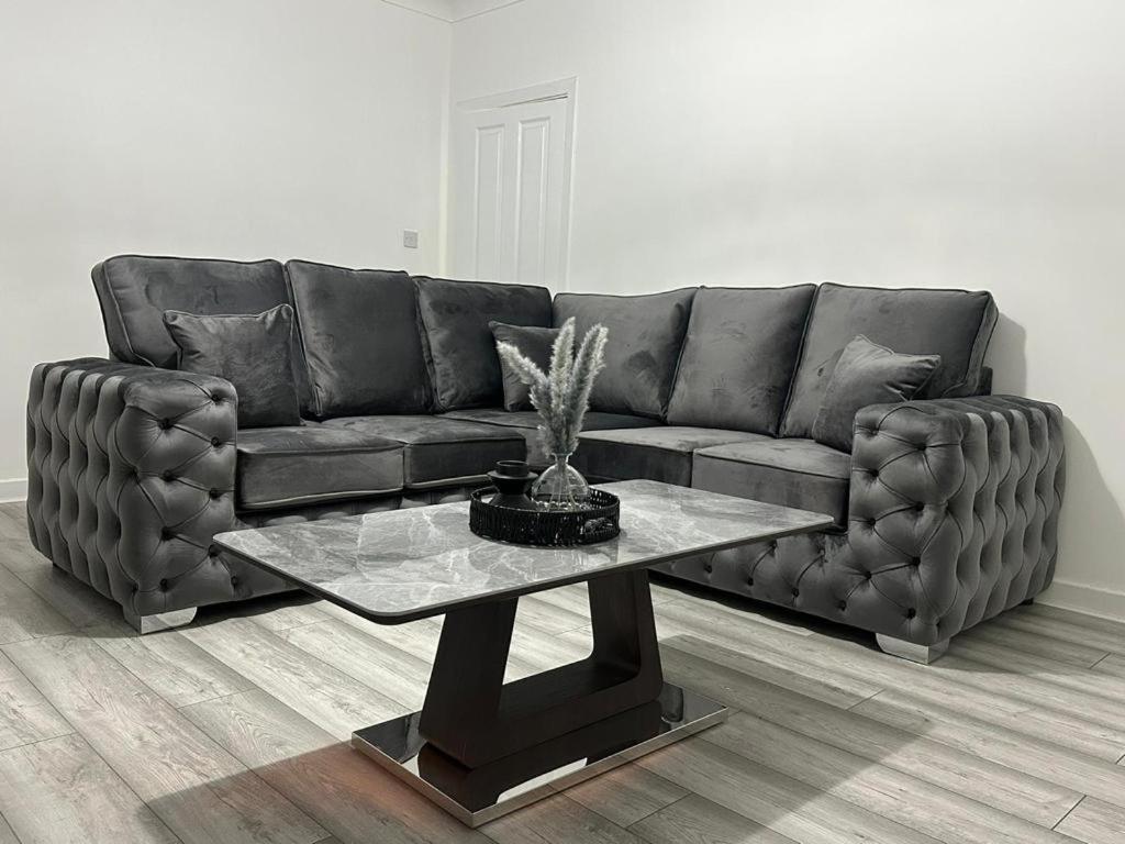 غلاسغو Newly Renovated Lux 2 Bed Apartment المظهر الخارجي الصورة